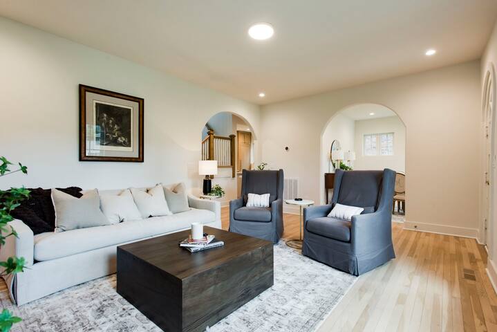 Lux West Nash Tudor, 4mi to DT, Sleeps 9