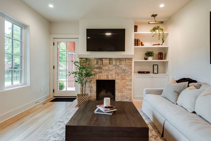Lux West Nash Tudor, 4mi to DT, Sleeps 9