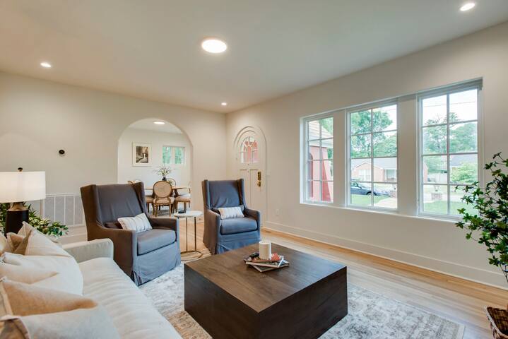 Lux West Nash Tudor, 4mi to DT, Sleeps 9