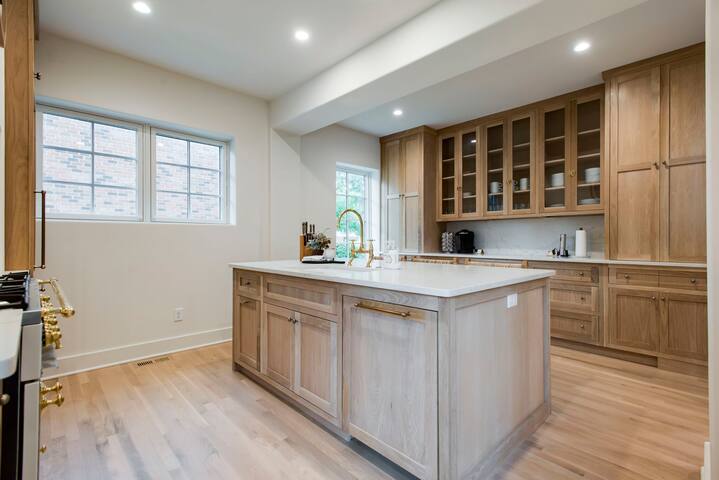Lux West Nash Tudor, 4mi to DT, Sleeps 9