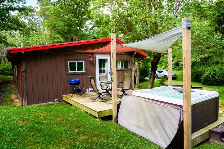 Cozy Creekside Cabin w/sauna and hot tub!