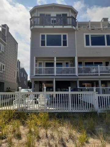 Modern 4bdr Oceanfront home
