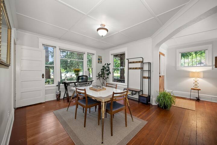 Chic Vintage Vibes | Stylish Stay Near It All