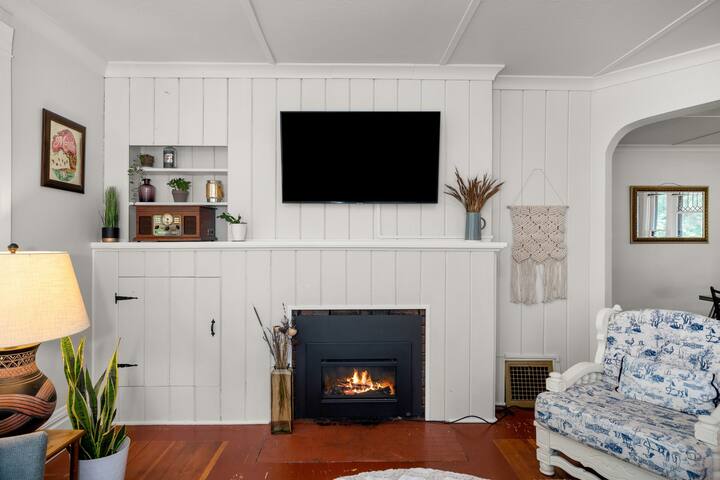Chic Vintage Vibes | Stylish Stay Near It All