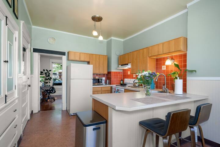 Chic Vintage Vibes | Stylish Stay Near It All