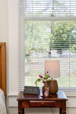 Chic Vintage Vibes | Stylish Stay Near It All - Foto 31