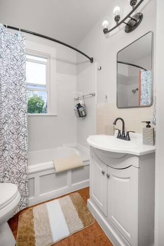 Chic Vintage Vibes | Stylish Stay Near It All - Foto 36