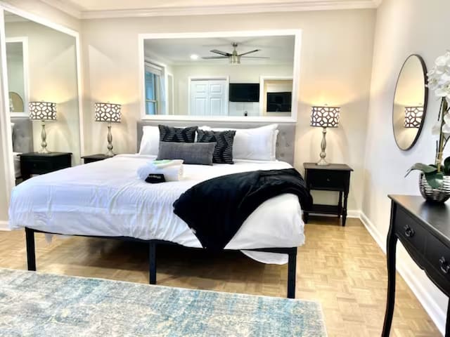 Luxe Atlanta Condo w/Exclusive Balcony! - Picture 4