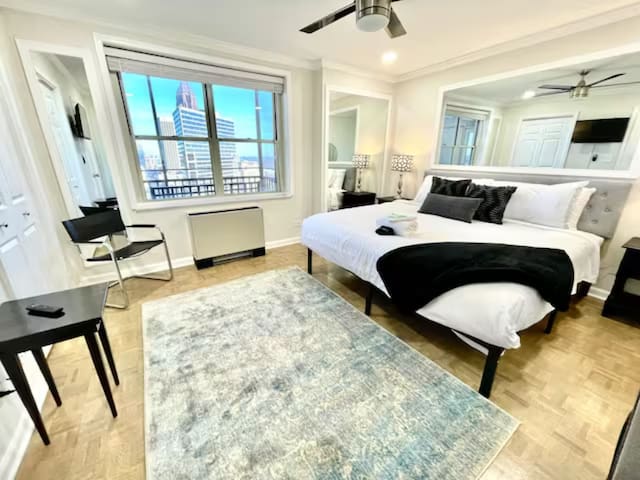 Luxe Atlanta Condo w/Exclusive Balcony! - Picture 10