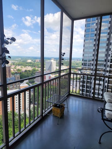 Luxe Atlanta Condo w/Exclusive Balcony! - Picture 18