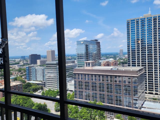 Luxe Atlanta Condo w/Exclusive Balcony! - Picture 19