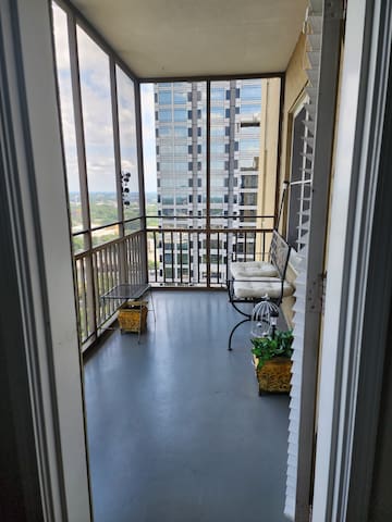 Luxe Atlanta Condo w/Exclusive Balcony! - Picture 20