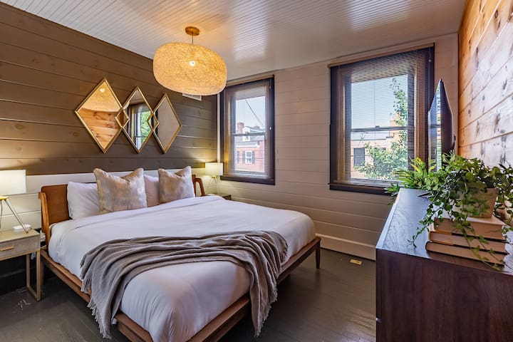 King Bed | Garage Door Patio | Free Parking