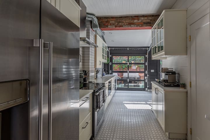 King Bed | Garage Door Patio | Free Parking