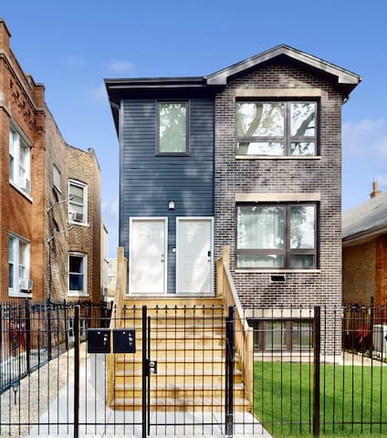 Modern Elegance: 4BR Duplex w/ Free Garage Parking