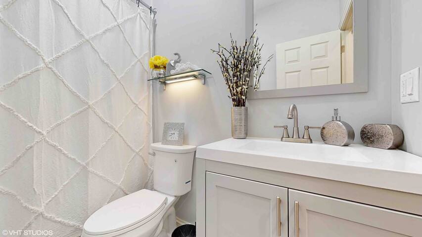 Modern Elegance: 4BR Duplex w/ Free Garage Parking - Picture 7