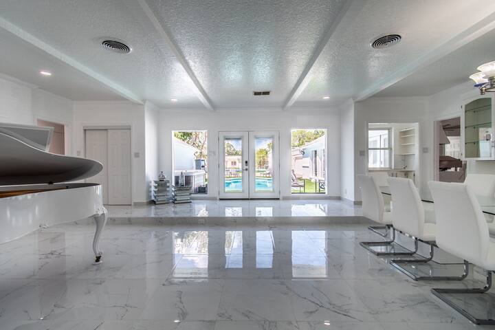 Ocean View + Poolside Opulence Tennis