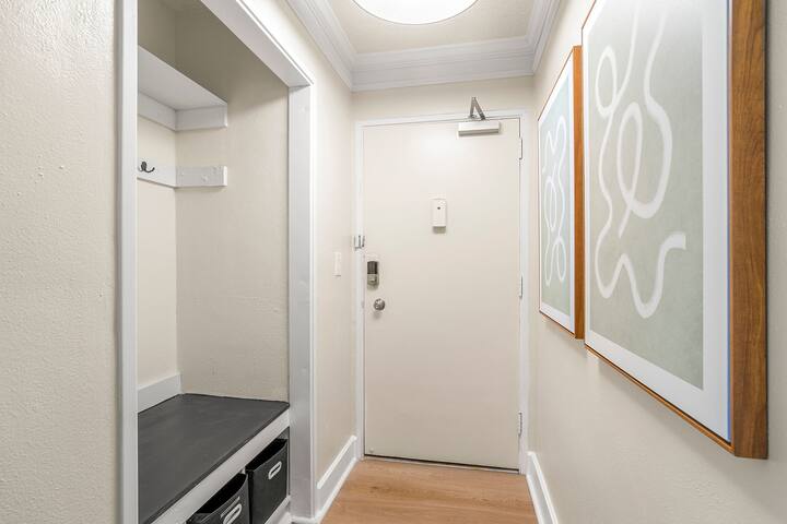 Luxe Living~ Free Parking! - Picture 5