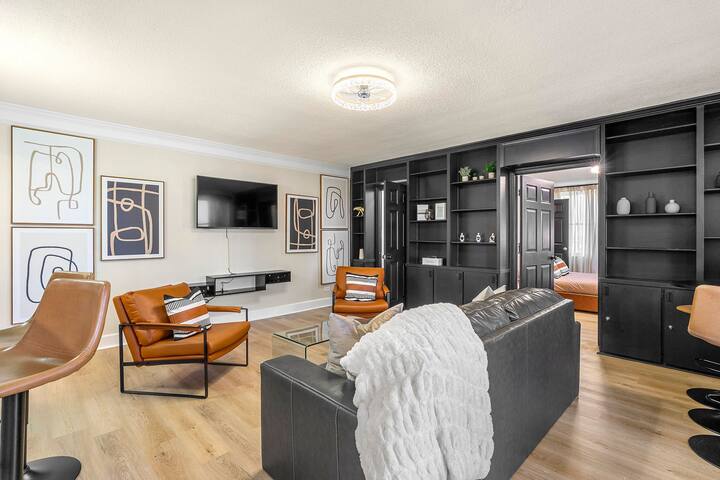 Luxe Living~ Free Parking! - Picture 2