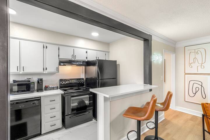Luxe Living~ Free Parking! - Picture 6