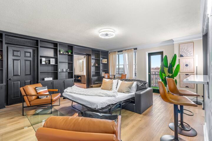 Luxe Living~ Free Parking! - Picture 3