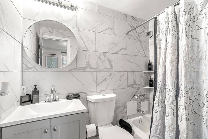 Luxe Living~ Free Parking! - Picture 7