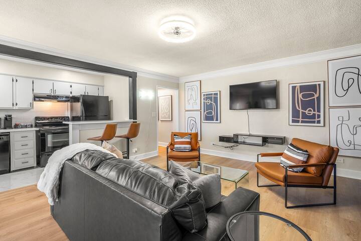 Luxe Living~ Free Parking! - Picture 9