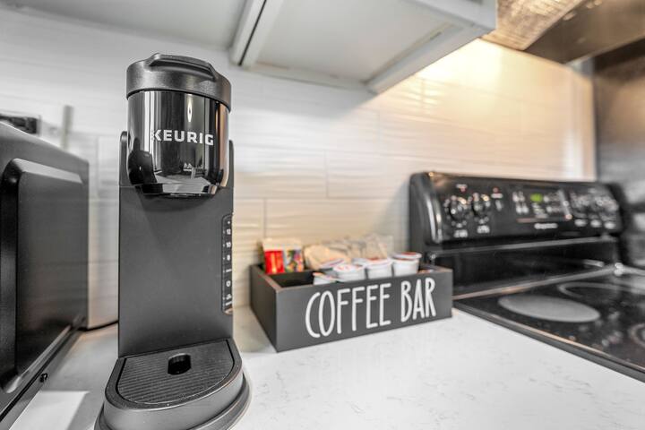 Luxe Living~ Free Parking! - Picture 11