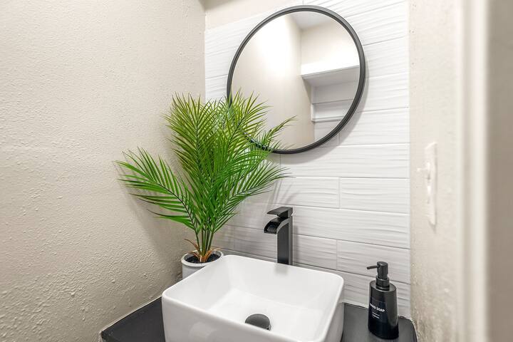 Luxe Living~ Free Parking! - Picture 14