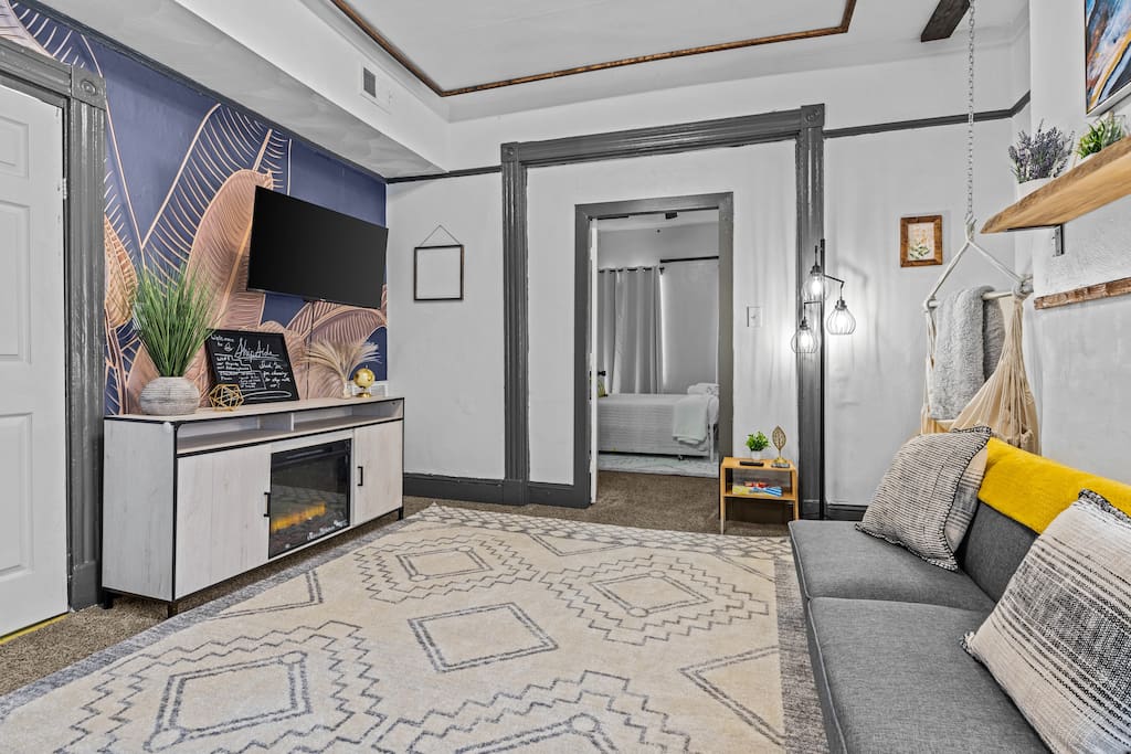 Bright stay near shipyard w/ parking — Portsmouth, VA — vacation rental