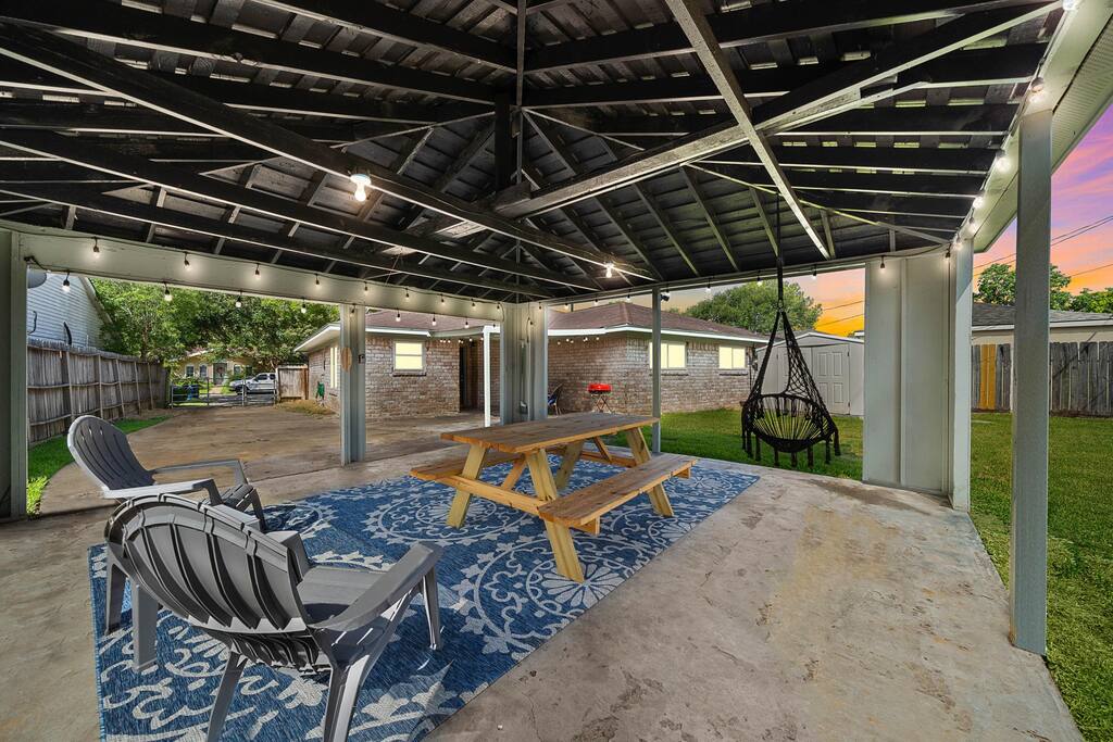 Spacious Yard And Cozy Living Area - Inviting Houston Escape - Pearland, TX