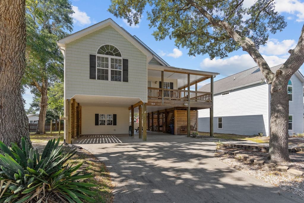 5min to Attractions, Shops & Beach and Yard Games — Oak Island, NC — vacation rental