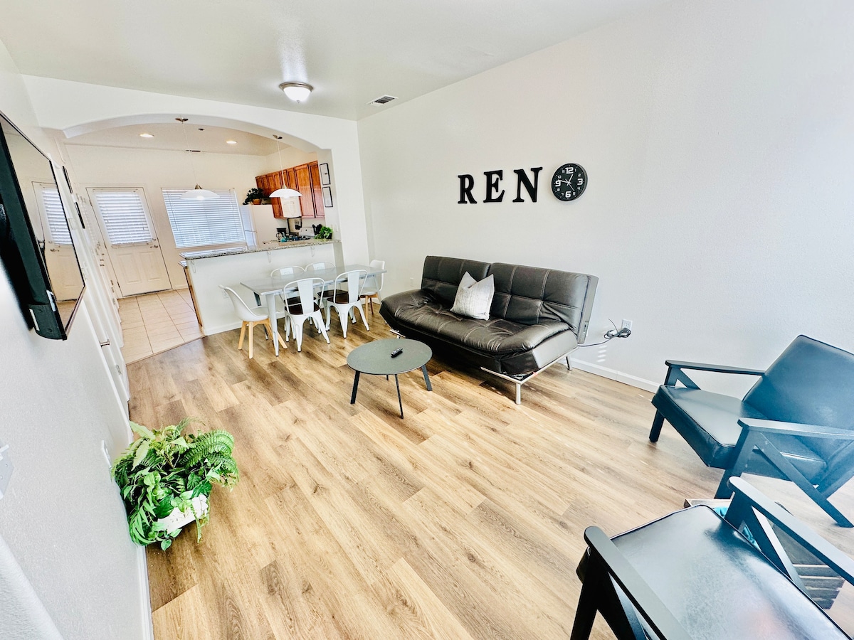 Duplex Townhouse/4 Bd & 4 Baths/sleeps14/Unit 8GH β Reno, NV β vacation rental