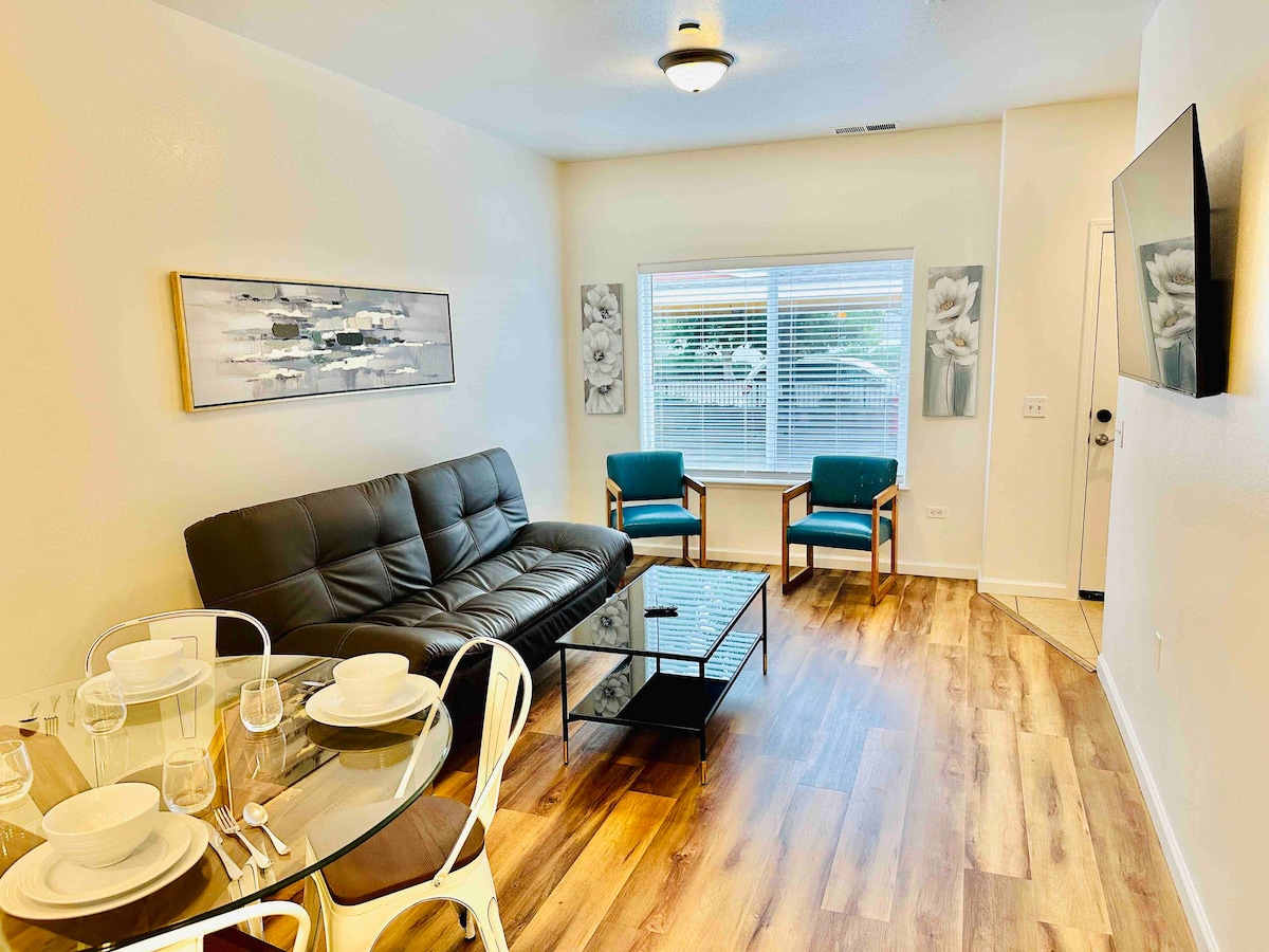 Triplex Townhouse/6 Bd & 6 Baths/9TVs/sleeps17/9ABC β Reno, NV β vacation rental