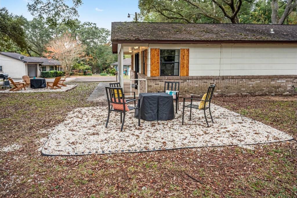 Cozy 1BR stay w/ backyard & BBQ grill — Pensacola, FL — vacation rental