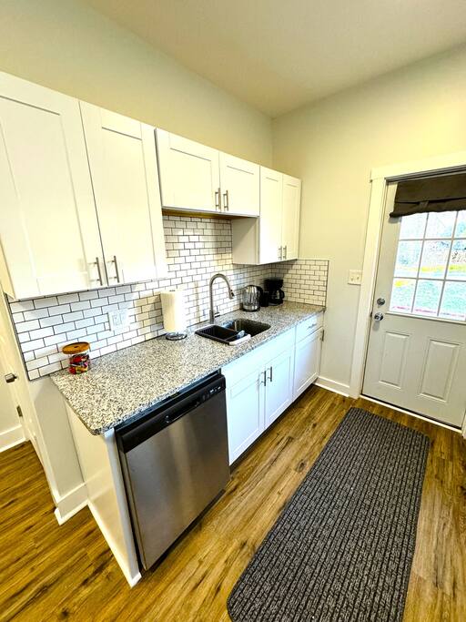 Stylish Retreat in Bayard Square - King Bed, Fast WiFi! 6