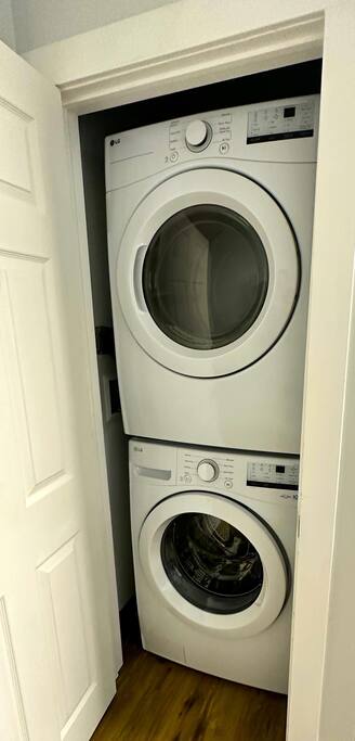 Stylish Retreat in Bayard Square - King Bed, Fast WiFi! 4