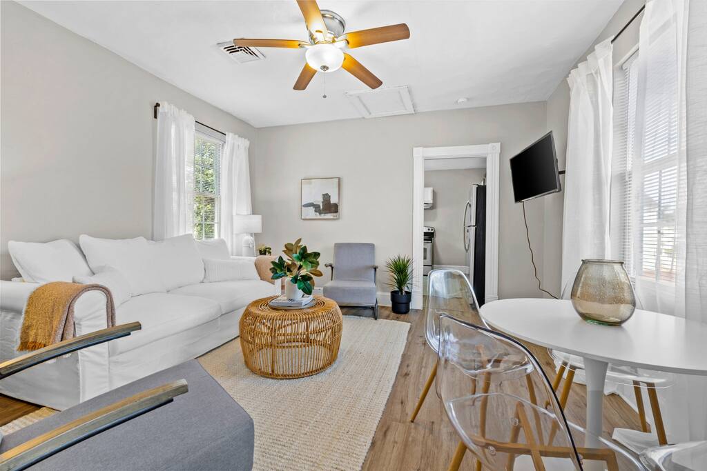 Comfortable retreat w/ backyard & parking — Portsmouth, VA — vacation rental
