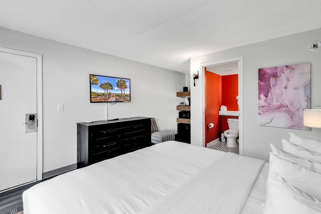 Holiday Shores King Bed | Photo 3