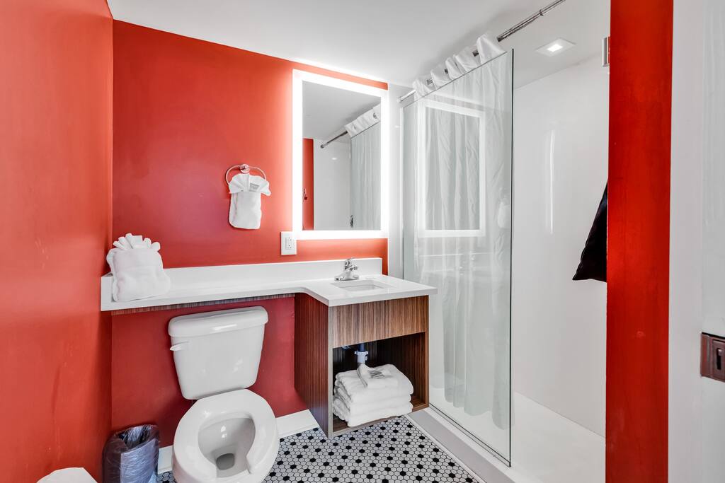 Holiday Shores King Bed | Photo 5