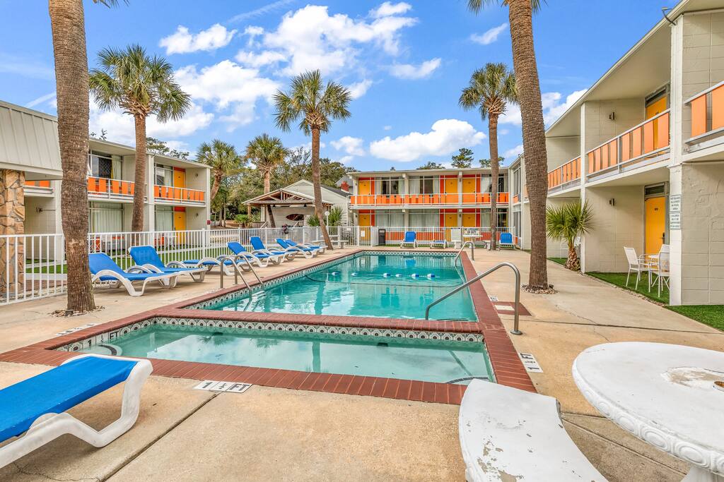 Holiday Shores King Bed | Photo 8