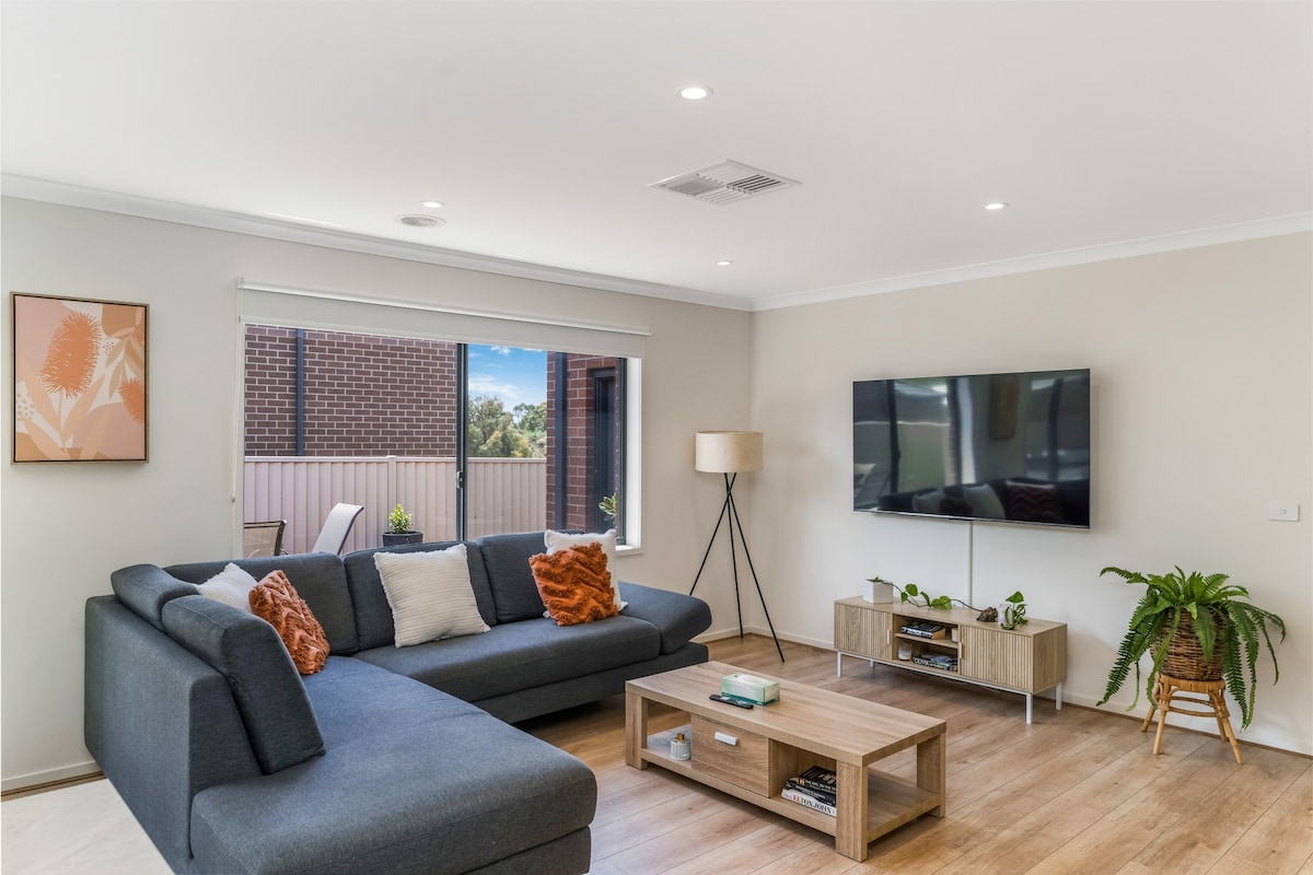 Living The Dream At Lyric Crt — Canadian, Victoria — vacation rental