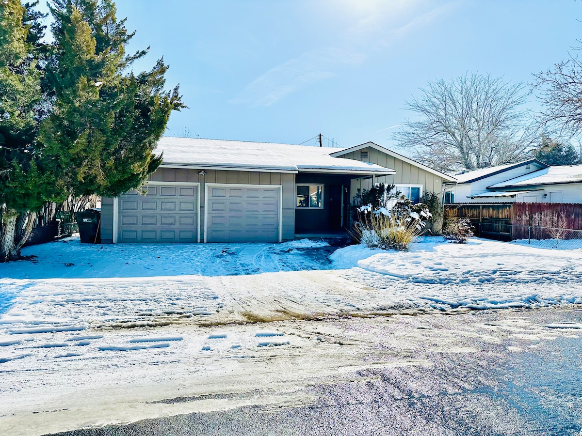 5Bdr/3Baths/7TVs/Sleeps18/11 Beds/Pet OK — Reno, NV — vacation rental