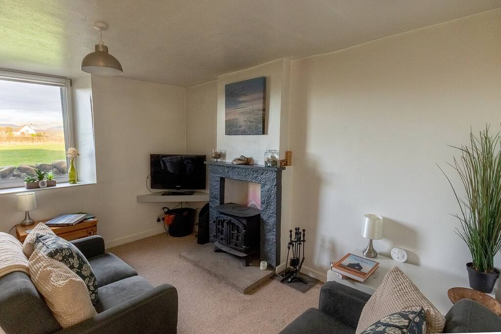Escape to our Cosy Cottage with Log Burner.