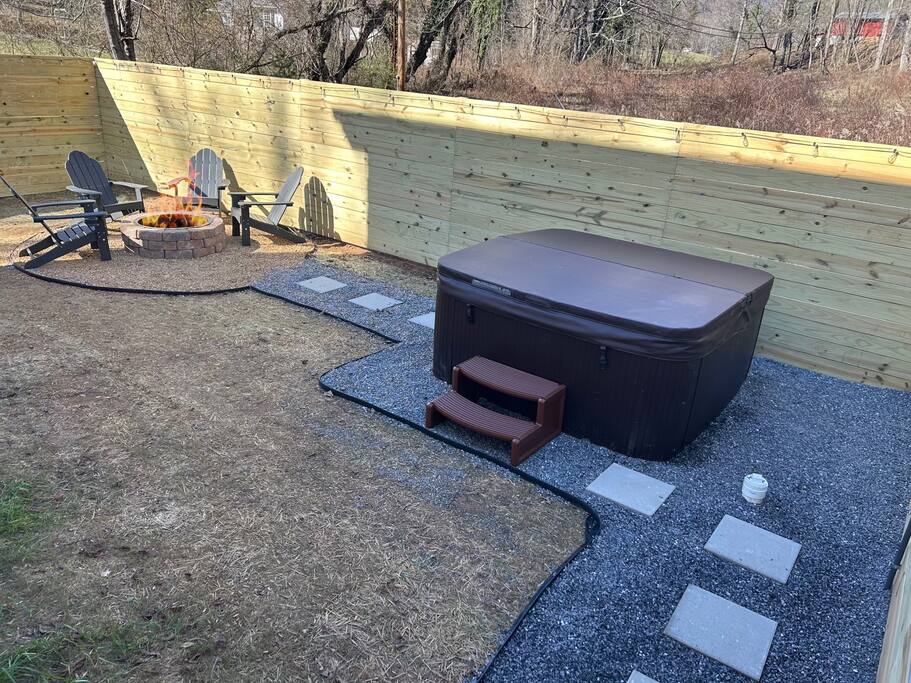 East Asheville, 2 Bedroom, Hot Tub & Firepit - Asheville, NC