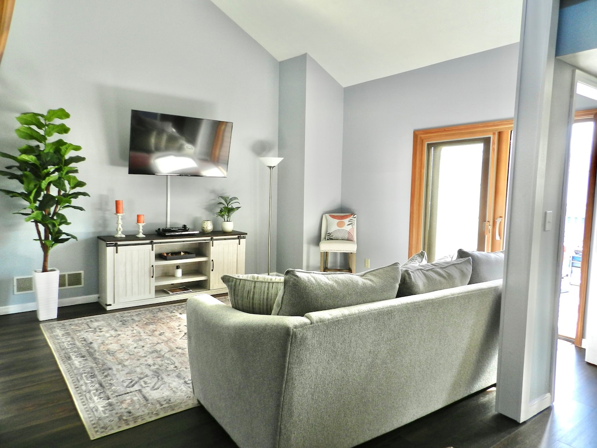 Derby House: Pickleball, Games, and Fun Inside! — Sellersburg, IN — vacation rental