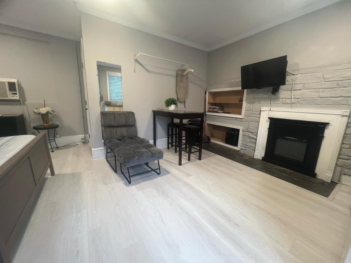 Executive Emory studio, sleeps 2 view 4