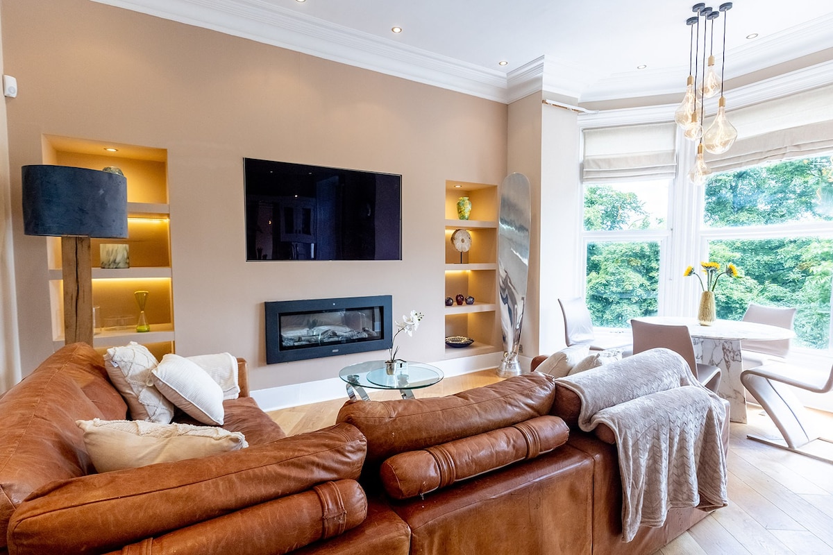 Spacious central apartment to town with views