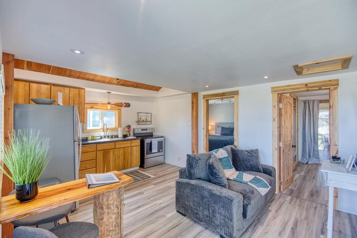 #StayinMyDistrict Lakeside Cottage — Lakeside, OR — vacation rental