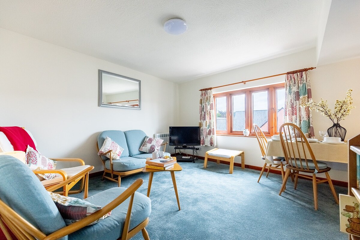 Spacious Apartment with Rolling Hill Views